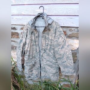 Army camo raincoat windbreaker mens size L